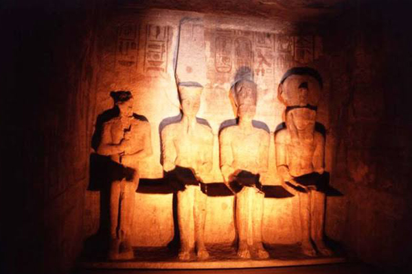 The sun passes to the Sanctuary of Abu Simbel