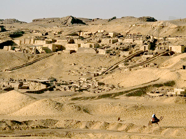 Building the Pyramids of Giza