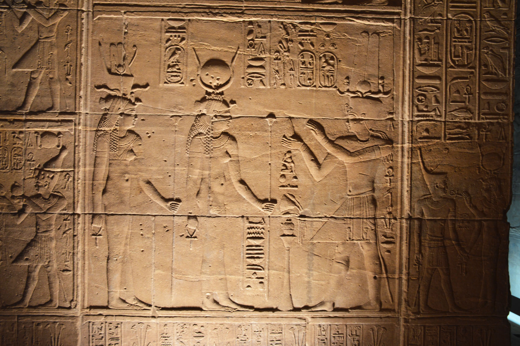 The king giving offerings to the goddess