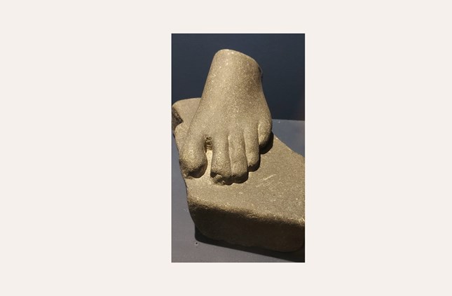 A base surmounted by a human right foot