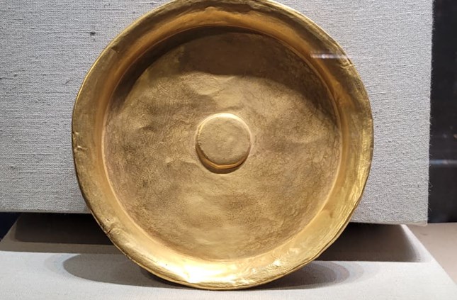 Shallow dish (phiale)