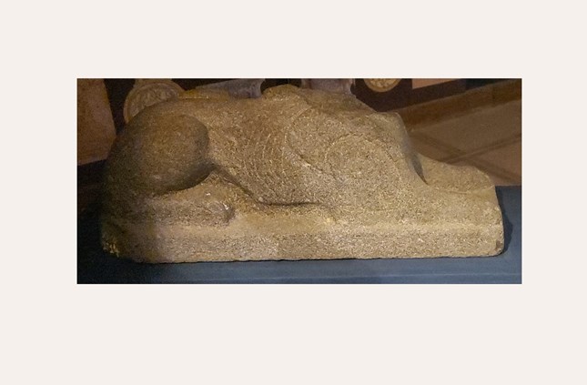 Small-sized sphinx statue