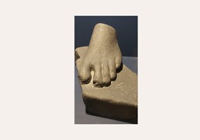 A base surmounted by a human right foot