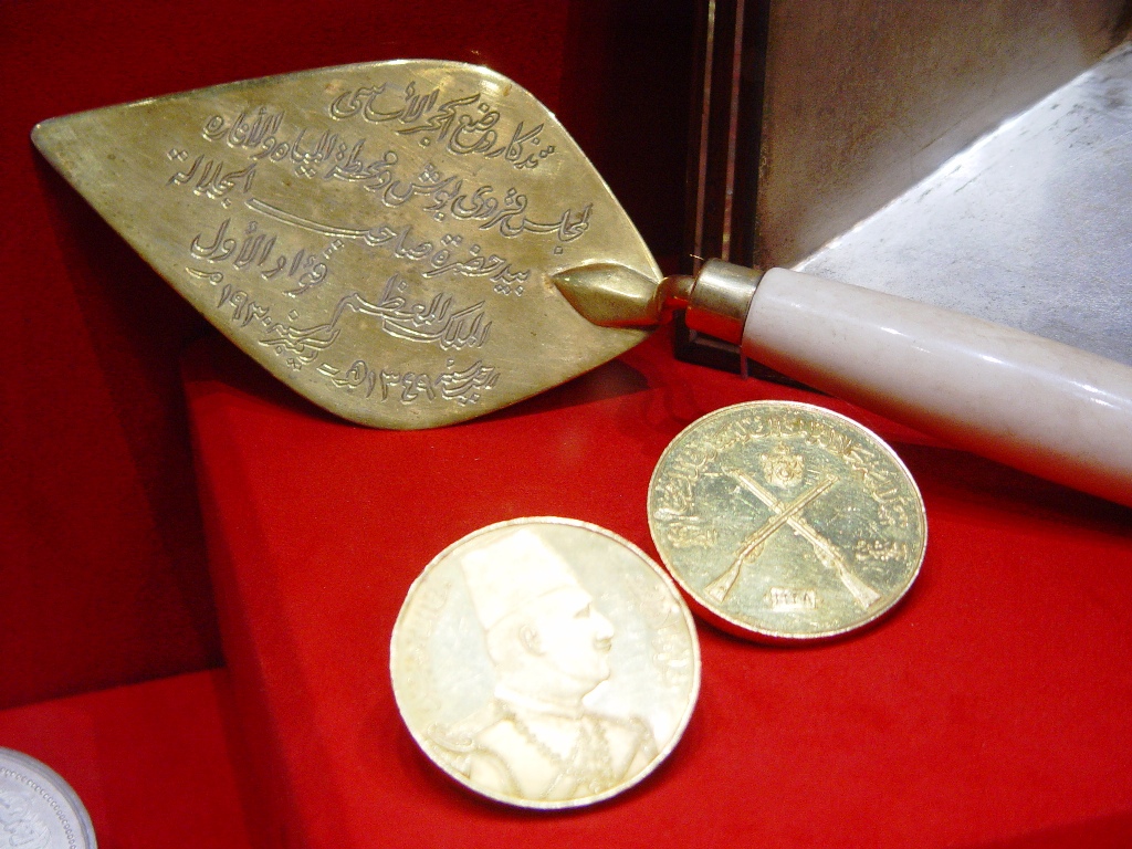 Trowel, two golden medals-King Foad